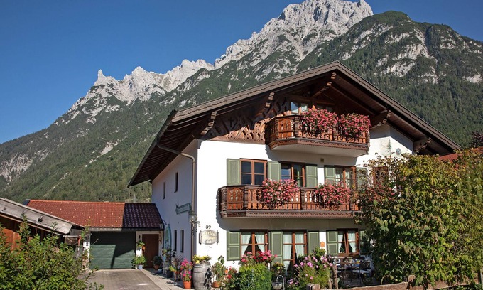 Mittenwald Apartment | Exclusive 3-star holiday apartments with beautiful mountain vista, garden