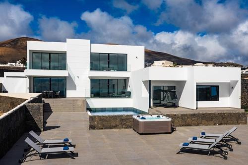 Macher Villa | Exclusive 6 bedrooms Villa in Lanzarote - Ocean & Volcano Views, Private Pool, Jacuzzi & Gym