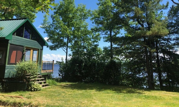 Pontiac Cottage | Exclusive all-seasons waterfront cottage for family getaway or fishing adventure