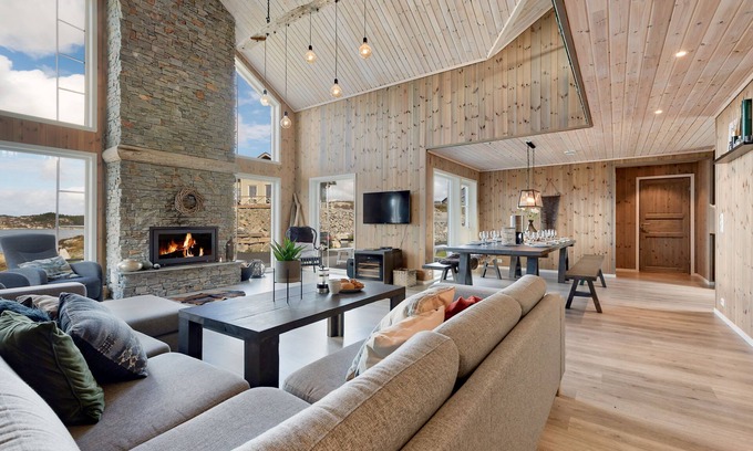 Steinsland Cottage | Exclusive and spacious fishing cabin by the sea with panoramic views to the west