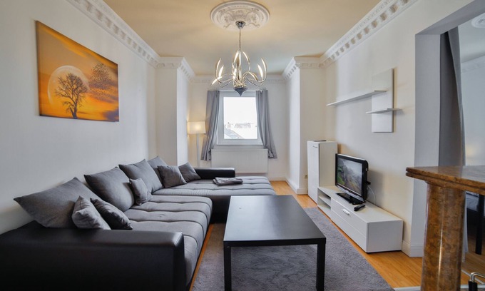 Nord-Mitte Apartment | Exclusive apartment in historic residential building with fireplace, bathroom & plenty of space