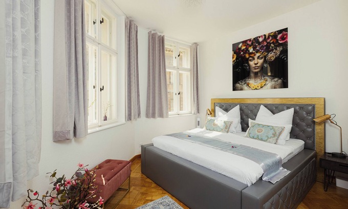 Zeitz Apartment | Exclusive Arthur vacation apartment in a historic townhouse in a prime central location!
