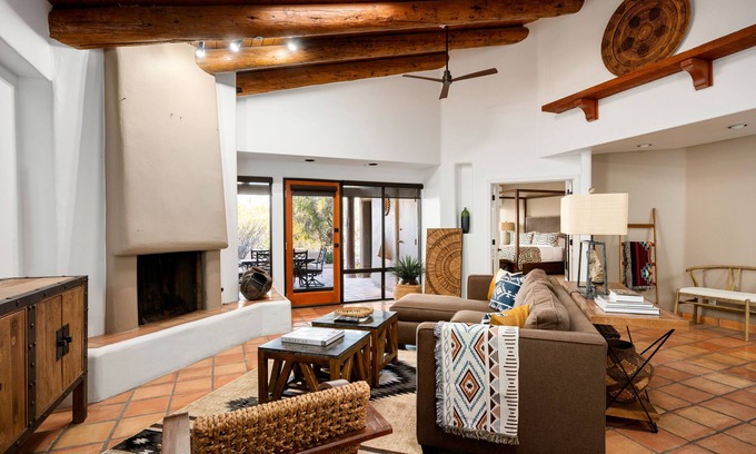 Pinnacle Peak House | Exclusive Boulder's Retreat near Downtown Cave Creek, hiking, scenic views.