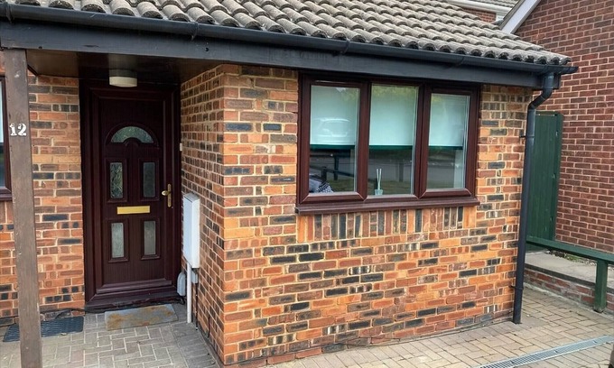 Cherry Hinton House | Exclusive Cambridge 4 bed house with free parking, garden and sleeps 10