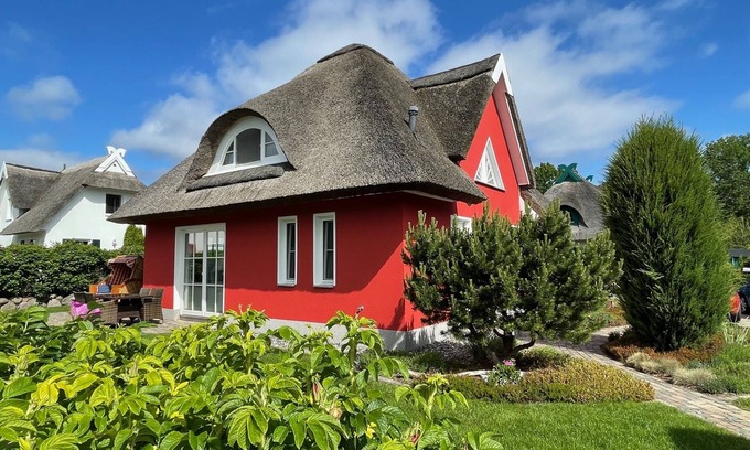 Glowe House | Exclusive, comfortable 5 * thatched house with sauna close to the beach