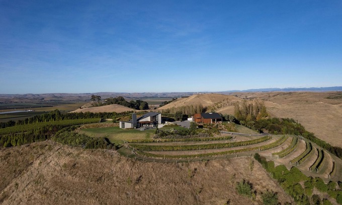 Raukawa Cabin | Exclusive hilltop retreat in the heart of Hawke's Bay -walk to the wineries!