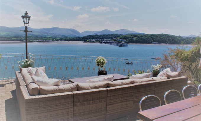 Menai Bridge House | EXCLUSIVE HOUSE PRIVATE BEACH SEA FRONT SLEEPS 13 AMAZING VIEWS