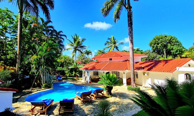 La Mulata Villa | Exclusive Luxury Getaway: 6 BRM Tropical Villa, Just 5 Minutes from Beaches