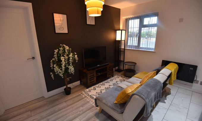 Hanham Apartment | Exclusive! Newly Refurbished 1-bed Apt, near Bristol City Centre,UK