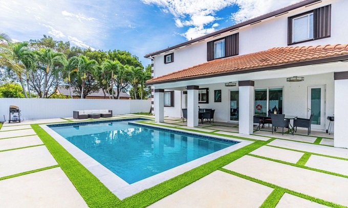 Ludlam House | Exclusive Poolside Residence