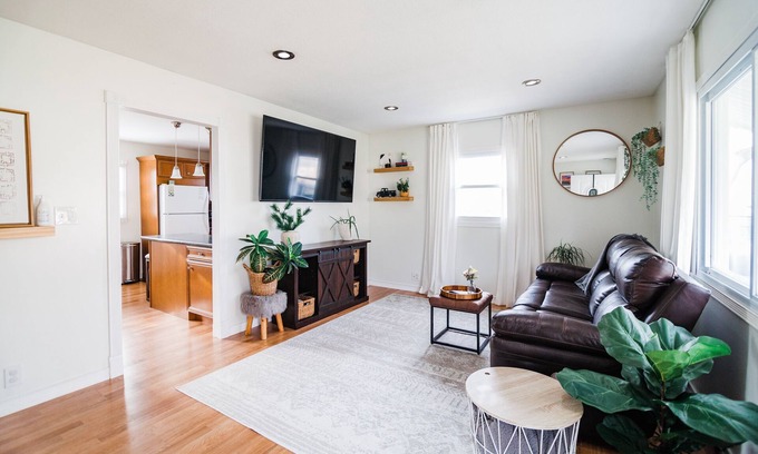 Midland House | Exclusive Spread | 3 Miles to Downtown | Sleeps 5