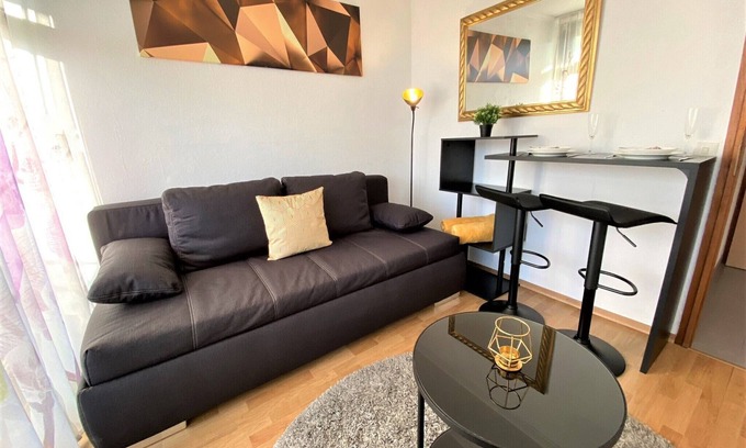 Safferstetten Apartment | EXCLUSIVE Studio in BEST LOCATION +NETFLIX +BOXSPRING-SofaBed