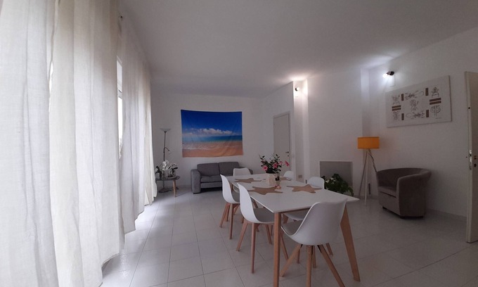 Poetto Apartment | Exclusive three-bedroom, three-bathroom apartment by the sea at Poetto
