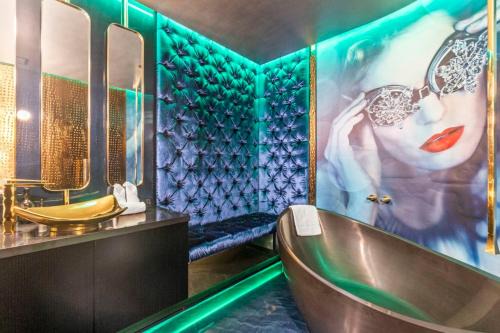 Newton Apartment | Exclusive Urban Apartment Entire Floor Hot Tub