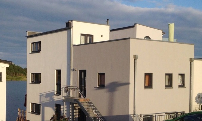 Kahnsdorf Condo | Exclusive vacation apartment directly above the water