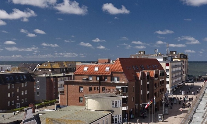 Westerland Apartment | Exclusive vacation apartment with sea view and large balcony in the middle of Westerland