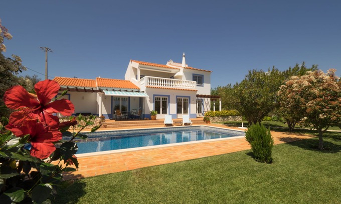 Meia Praia Villa | Exclusive vacation villa with sea view and heated pool