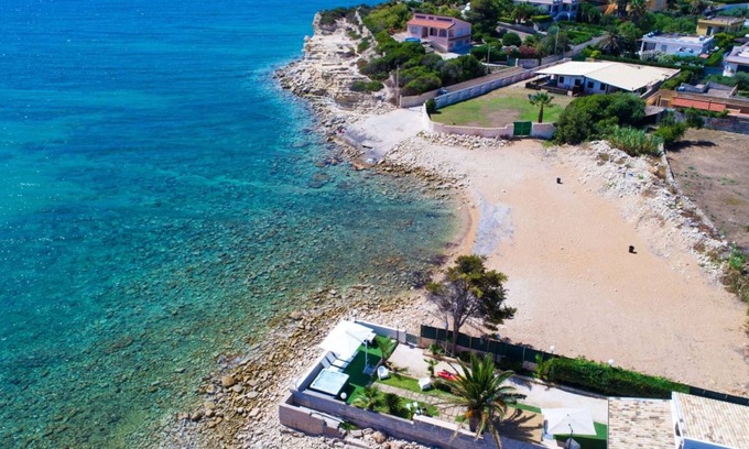 Gallina Villa | Exclusive Villa Afrodite on the sea with 4 beds and jacuzzi