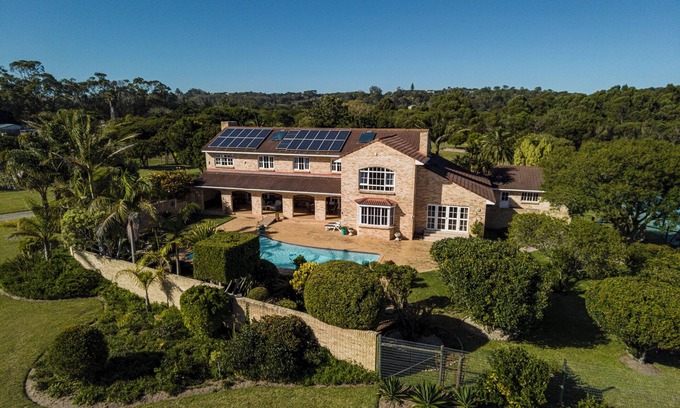 Port Elizabeth Villa | Exclusive villa with pool, tennis court and beautiful garden in natural setting