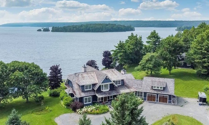 Rideau Lakes House | Exclusive Waterfront Getaway with Beach & Bunkie
