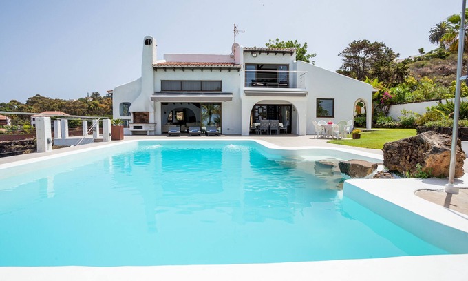Santa Ursula Villa | Exclusivity for the highest standards in the traditional style.