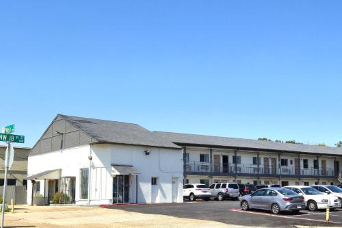 South Arlington Hotel | Exclusivo Inn by OYO Grand Prairie, TX