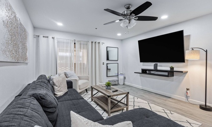 Camelback East Condo | Executive 2 Bdrm Condo in the Heart of Biltmore!