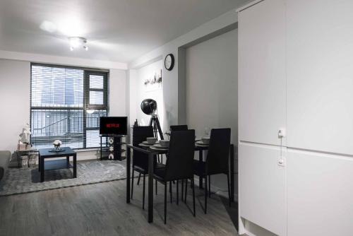 Stratford and New Town Apartment | Executive 2 Bed Flat near Stratford Station - Ideal for Corporate Stays