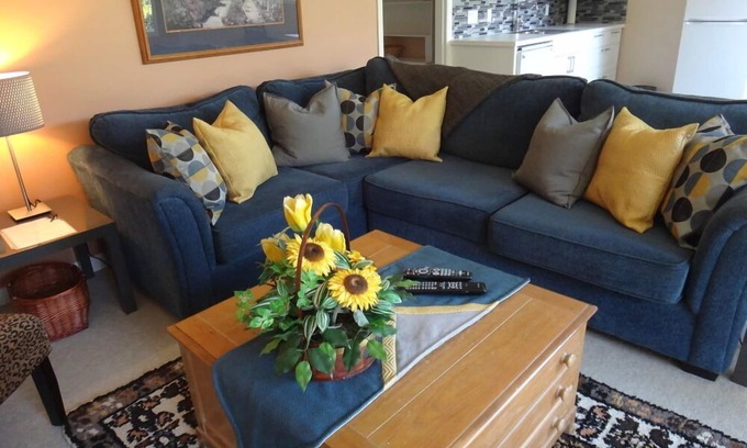 Cobble Hill House | Executive 2 bedroom suite on a Private Estate - Pet Friendly