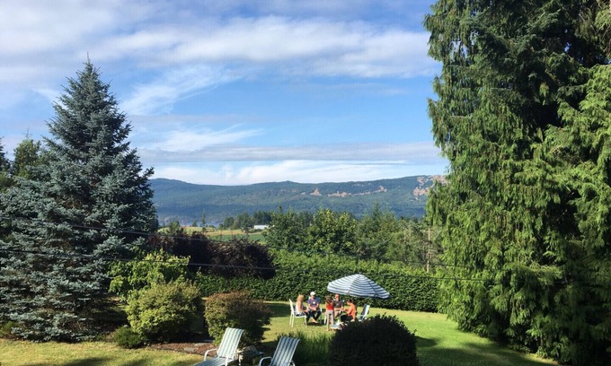 Cobble Hill House | Executive 2 bedroom Suite on private acreage - Pet friendly!