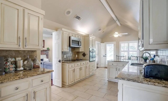 Tarrant County House | Executive 3-bed house with pool, office, WI-FI, Big TVs private, quiet, near FW