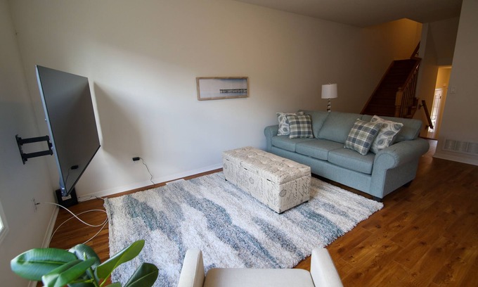 Stoney Creek House | Executive 3 Bedroom Townhome close to the lake in Stoney Creek