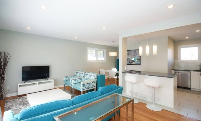Ottawa Division Apartment | Executive | 3 Beds, 1 Bath | Modern | Sleeps 6