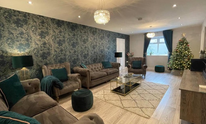 Woking Apartment | Executive 4 Bedroom Cottage in the heart of Surrey
