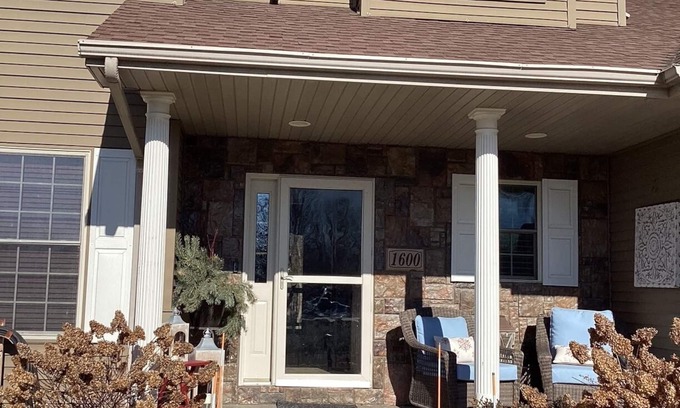 Neenah House | Executive 4 Bedroom Home/Close to NFL Draft in Green Bay & EAA event in Oshkosh