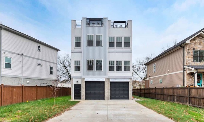 Nashville House | Executive 4BR/4BA Rental | Rooftop + River Views