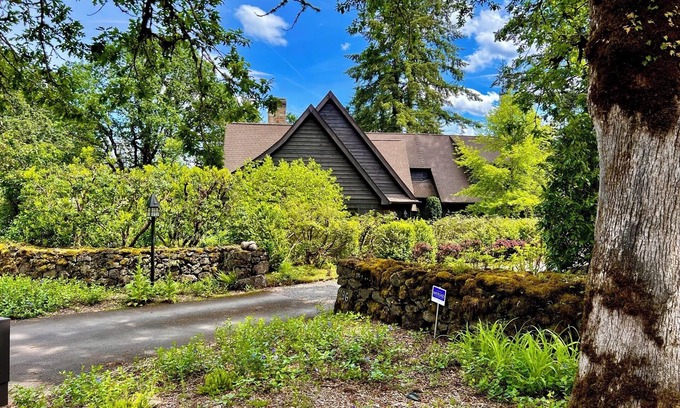 Country Club - North Shore House | Executive ADU overlooking 9th Fairway at Oswego Lake Country Club. 31+ days min.