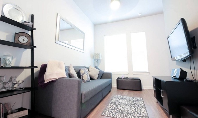 Barton Heights Condo | Executive Condo Steps from Downtown