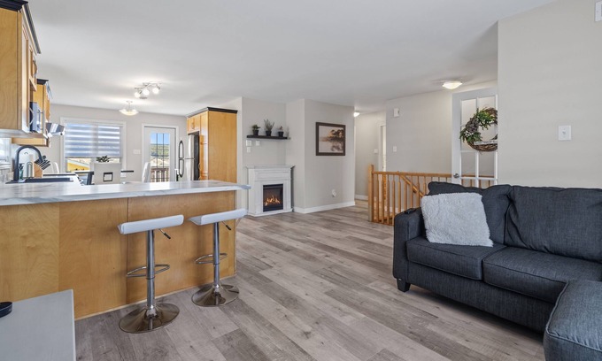 Terra Nova House | Executive cozy home with 3 beds, work station & gym