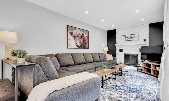 Lisgar House | Executive Family Home Near, Go, Shops, Hwy, Transit