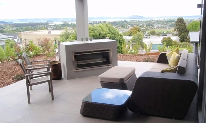 Rotorua House | Executive home with lake views