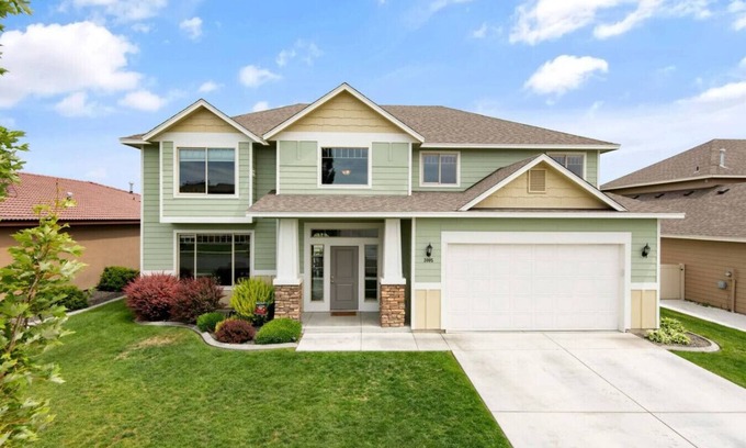 Tri-Cities House | Executive Home, Private Yard & Garage 5/3 - #3005