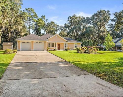 Mossy Oaks House | Executive home retreat!