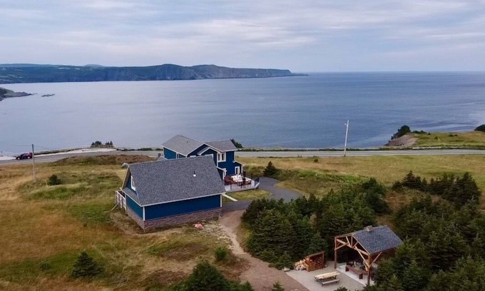 Logy Bay-Middle Cove-Outer Cove House | Executive Home Stunning Ocean View, St John's 10 min Sauna, Firepit, Fitness Rm