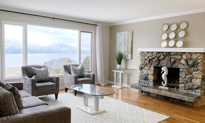 Southwest Mission House | Executive Home with Lake Okanagan View close to Wineries