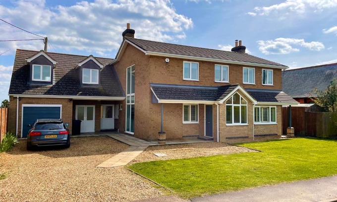 Ely House | Executive home with plenty of room