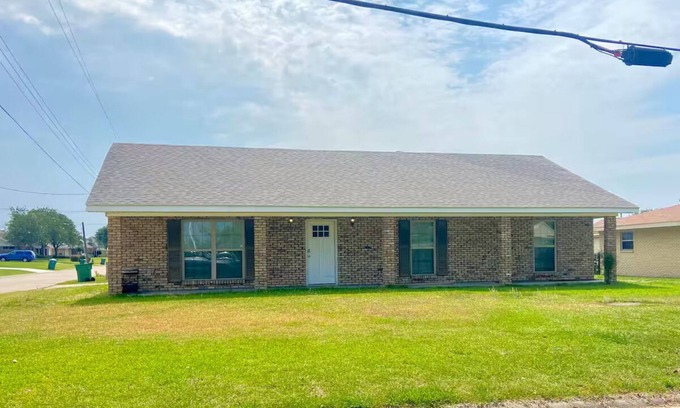 Sulphur House | Executive Housing for Professionals on short assignment to SWLA.