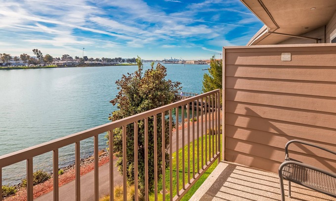 East Peralta Hotel | Executive Inn & Suites Embarcadero Cove