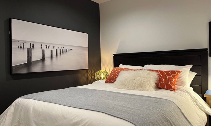 West Hillhurst House | Executive inner city basement suite step to Foothills Hospital, UofC