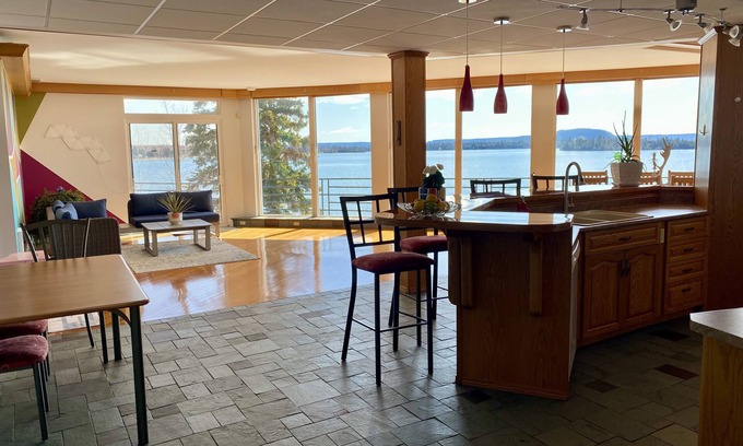 Shuniah House | Executive Lakehouse- Sand Beach on 3 private acres with separate Guesthouse